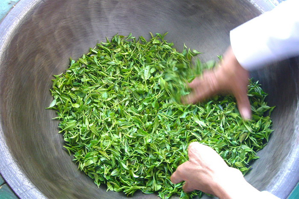 绿茶制作工艺中的杀青是怎么回事